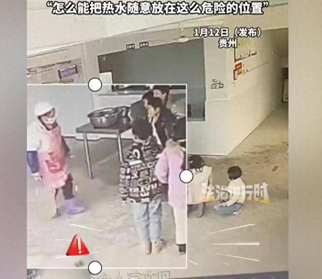 小學食堂阿姨將熱水桶隨意放門口，三年級女孩經過時被水桶絆倒嚴重燙
