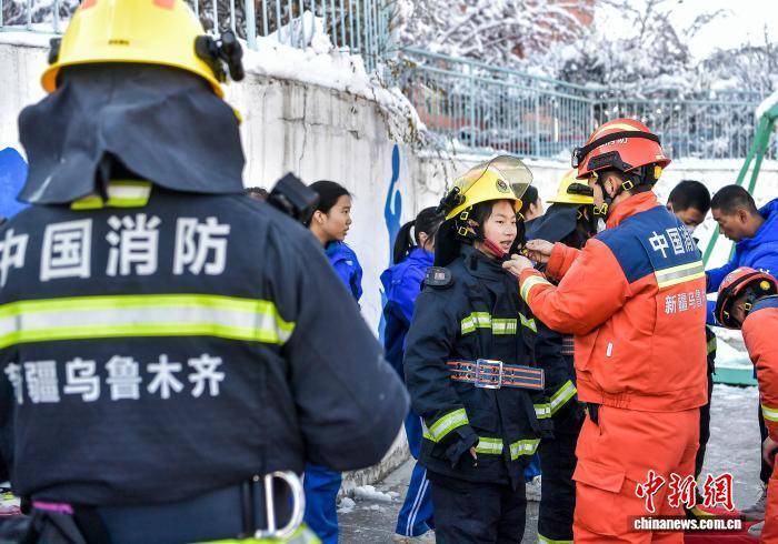 烏魯木齊：消防宣傳月活動走進中學校園