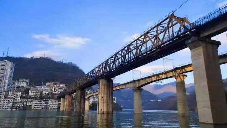 原創在祖國版圖上雕刻鋼鐵動脈