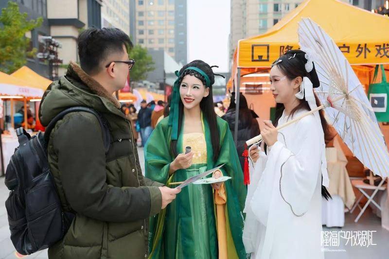 戏剧成为城市美学表达 隆福户外戏剧汇激活街区文化