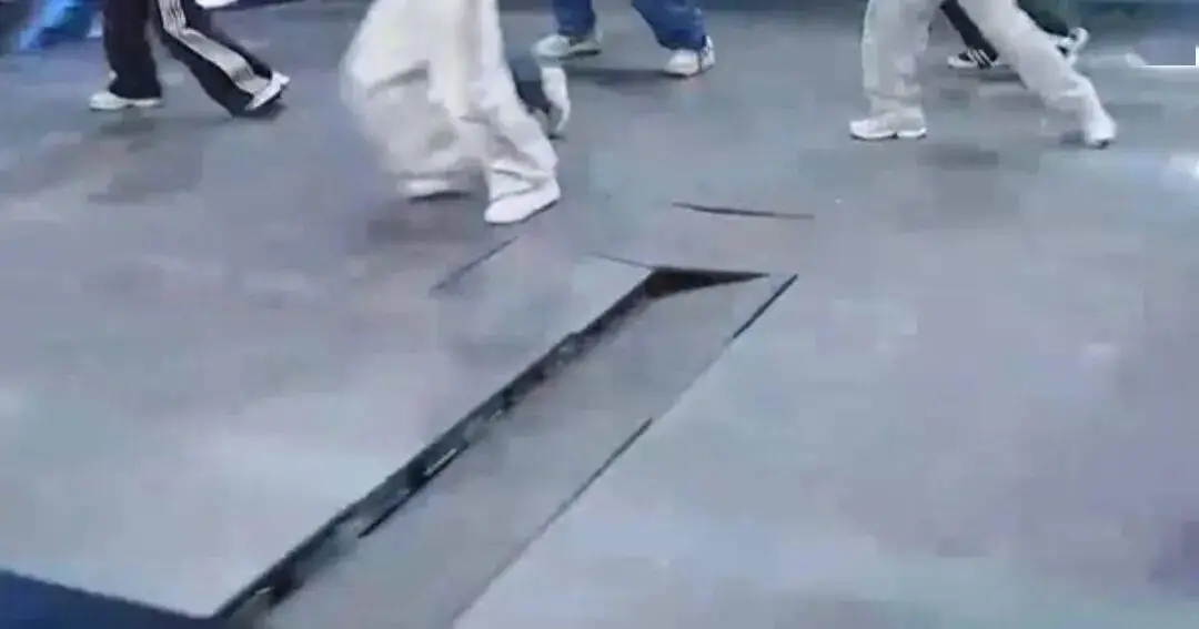 新人男團直播表演中舞臺地板坍塌，險釀重大事故