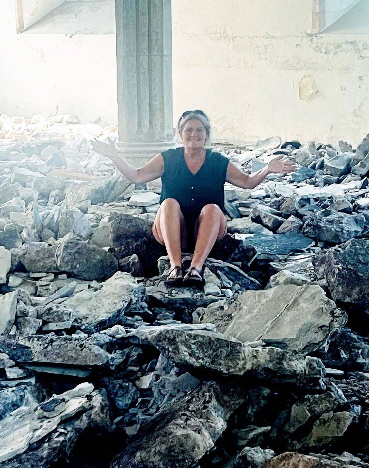 原創夫妻買下房產裝修，掀開地板竟發現83具遺體