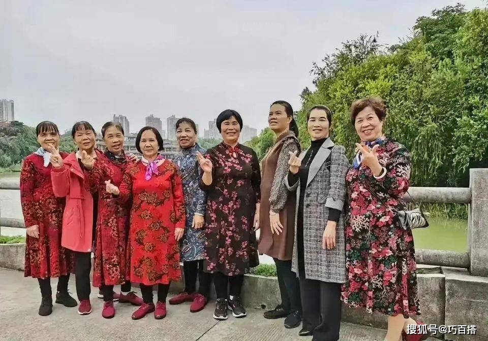 原創50+女性冬季穿搭別跟風！簡單基礎永遠是王道，穿得太花會變土