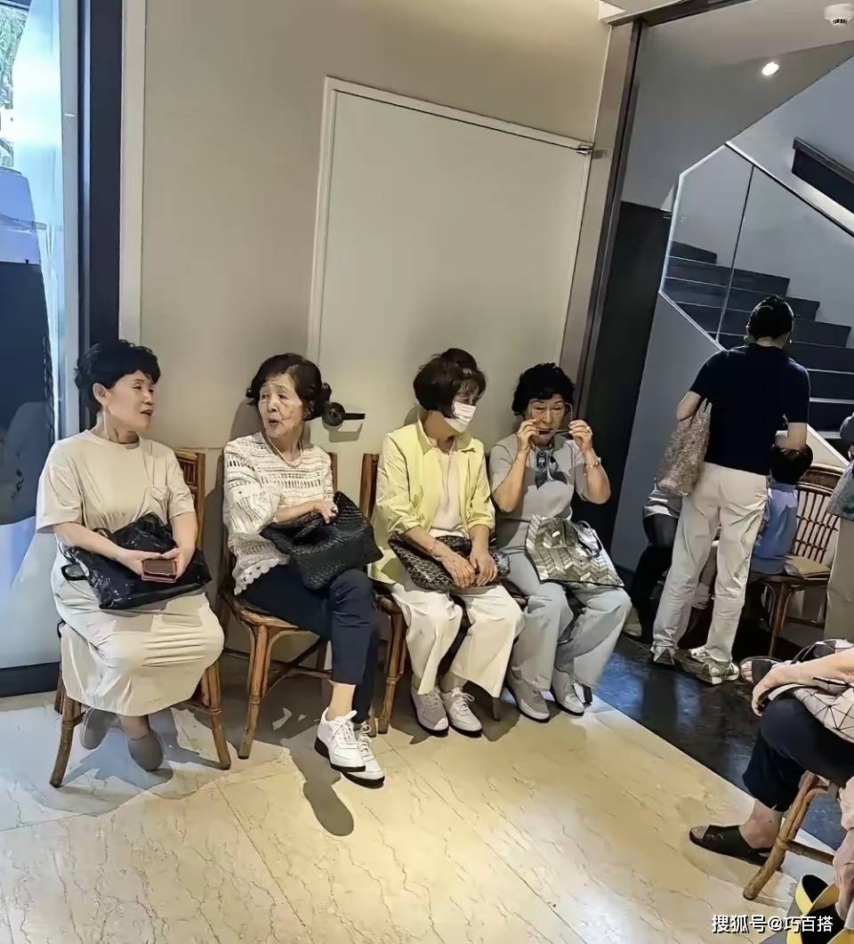 原創50+女性冬季穿搭別跟風！簡單基礎永遠是王道，穿得太花會變土