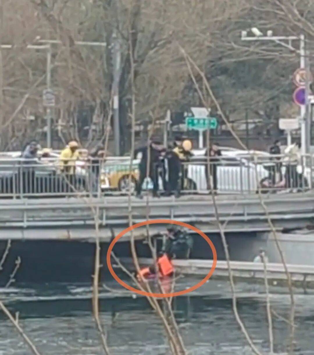 -10℃！20歲武漢大學生軍人果斷跳入冰河