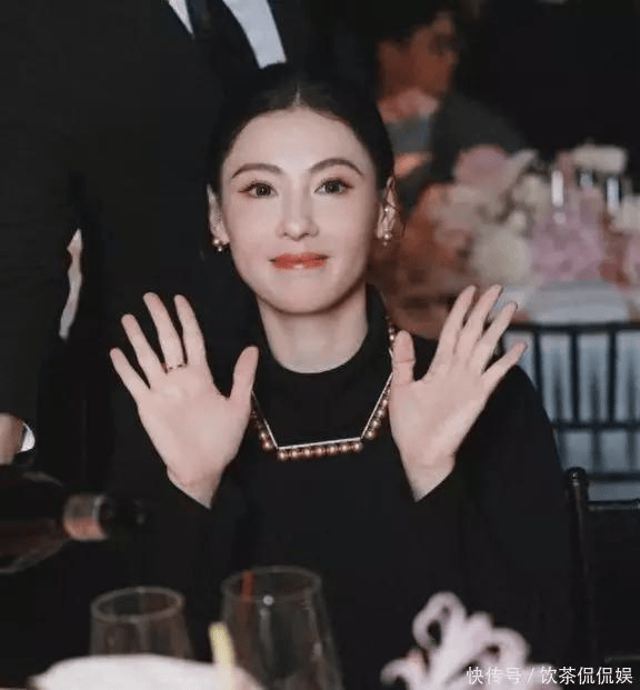 原創張柏芝機場淚送兒子留學，二兒子成全場焦點！