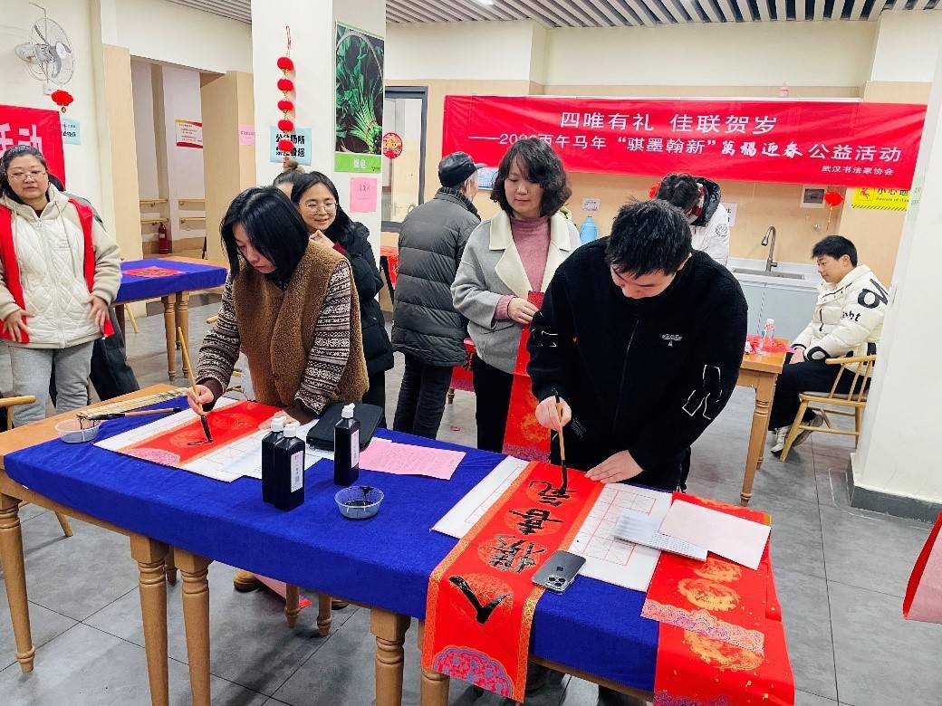 翰墨飄香迎新春，武漢書法家進社羣寫春聯