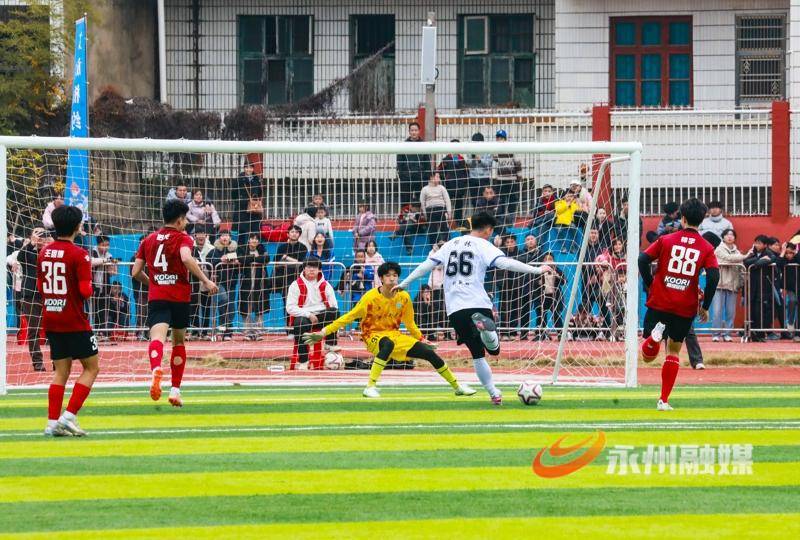 新田：中南大學隊與永州新田隊足球友誼賽精彩紛呈（組圖）