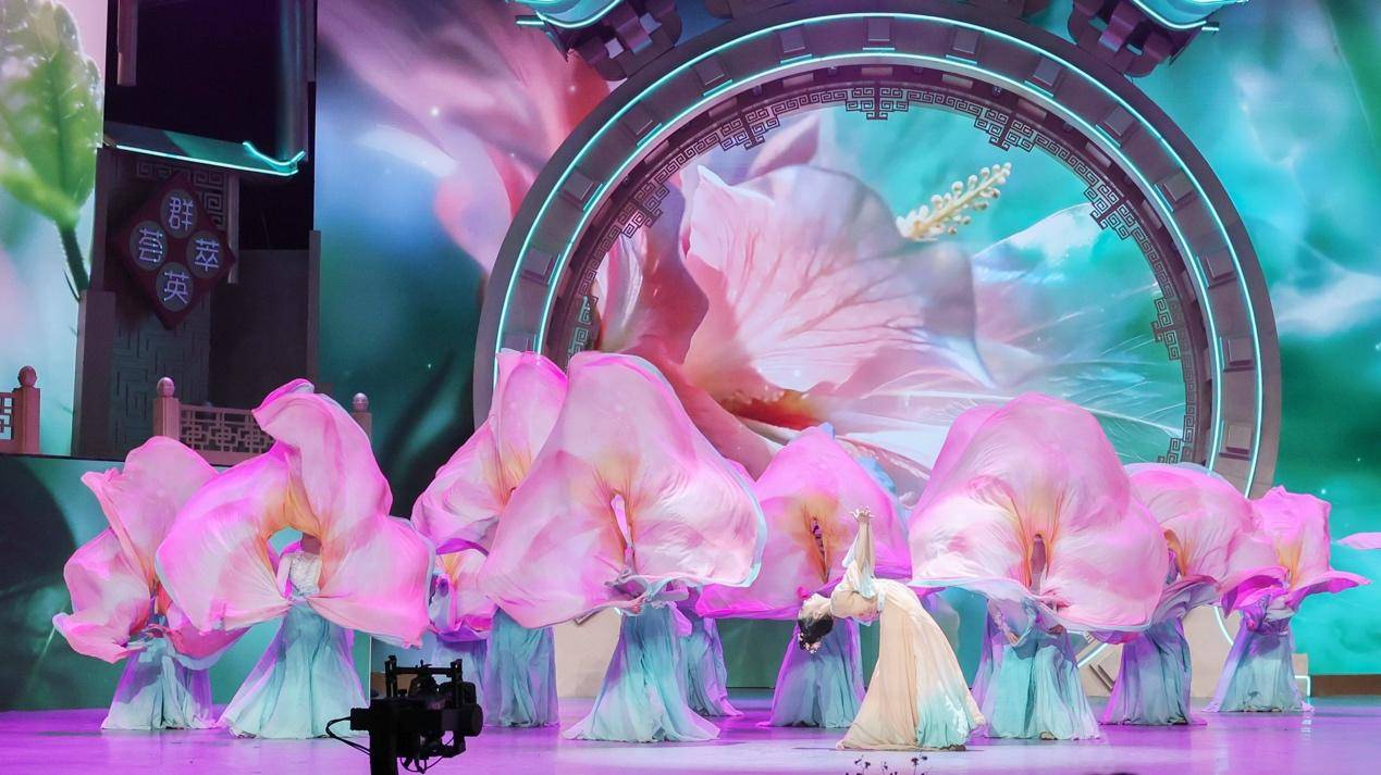 太美了！成都原創舞蹈《芙蓉似錦滿城花》綻放央視舞臺