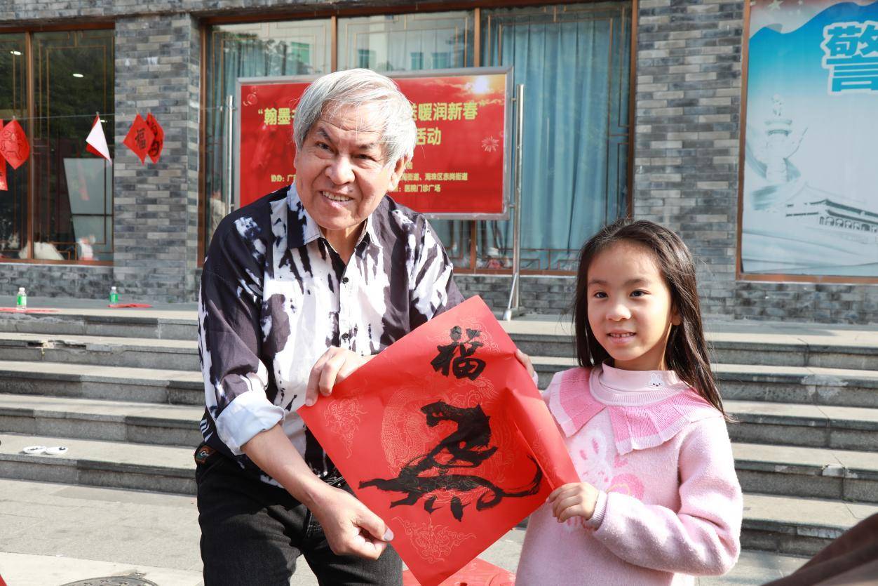 門診廣場秒變新春打卡地！書法名家+醫護天團“馬上送福”