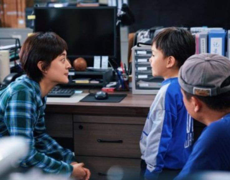 “全家移民”真相大白僅半年，43歲孫儷再傳喜訊，張藝謀真沒撒謊