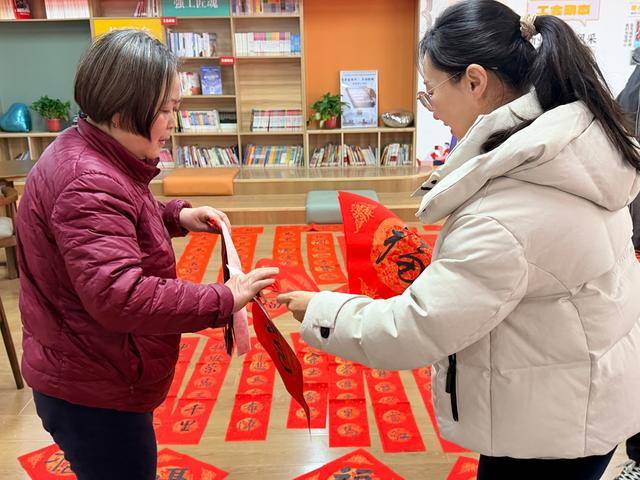 鄭州市二七區京廣路小學“小小書法家”把祝福送給普通民眾