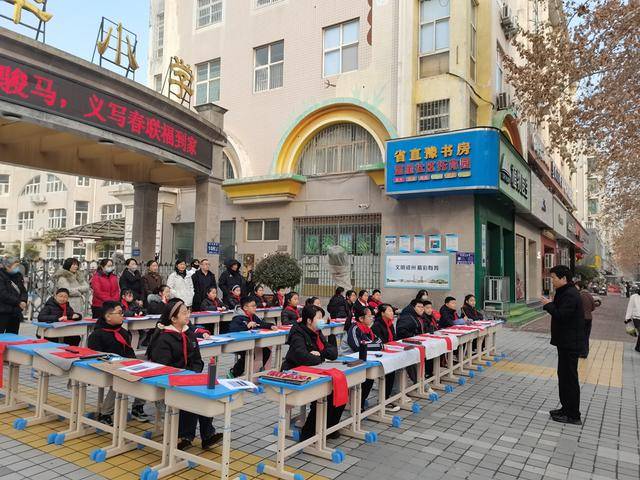 紅紙鋪展、墨寶飄香，二七區興華小學義寫春聯為居民送祝福