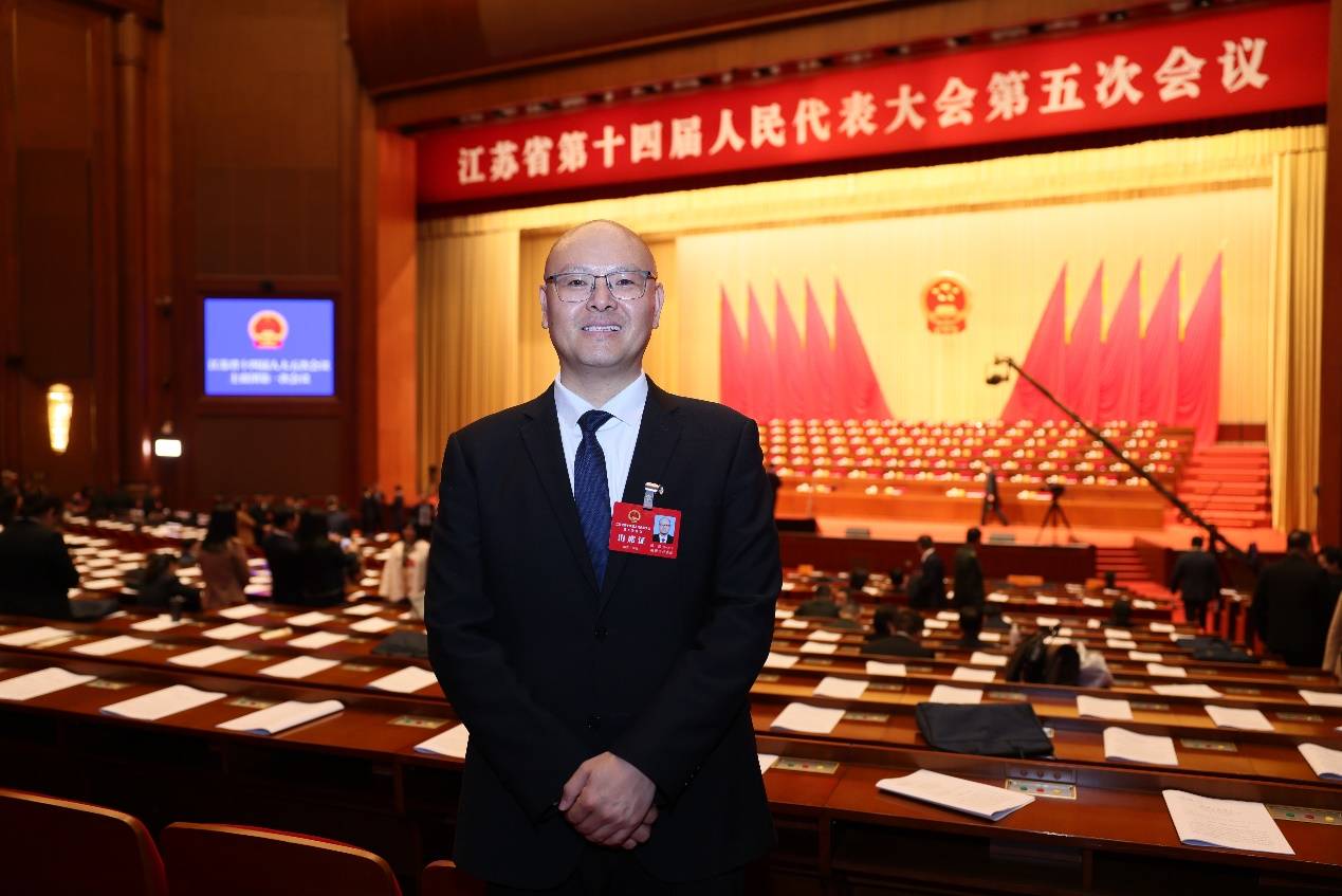 一個在鄉間路上奔跑的小快遞員，竟能推動立法“跑起來”