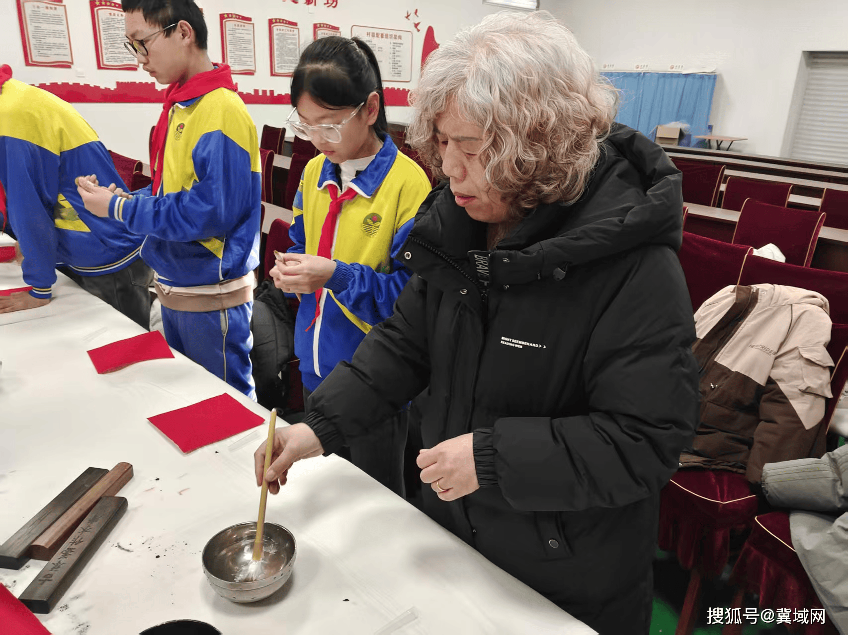 柏鄉縣南陽中心小學組織開展“迎春習字”軟筆書法活動