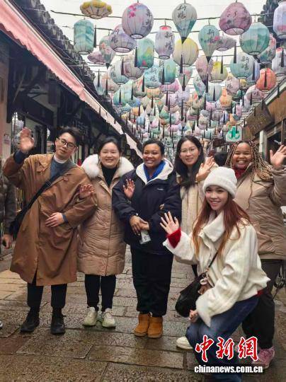 多國留學生走進新場古鎮 傳播中醫文化、體驗海派年味