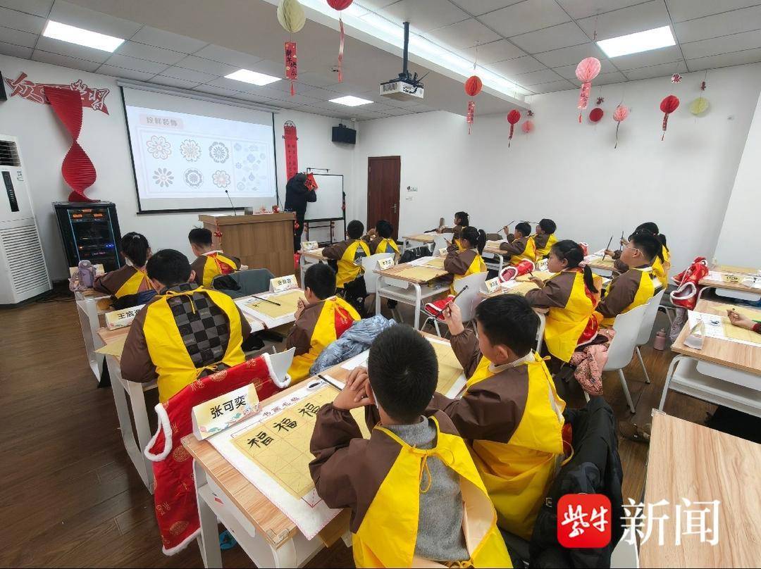 蘇州市相城區黃橋街道三角咀家園社羣開展少兒書法活動