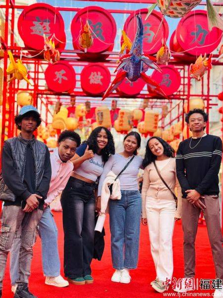 外國留學生走進廈門中山路感受中國年味