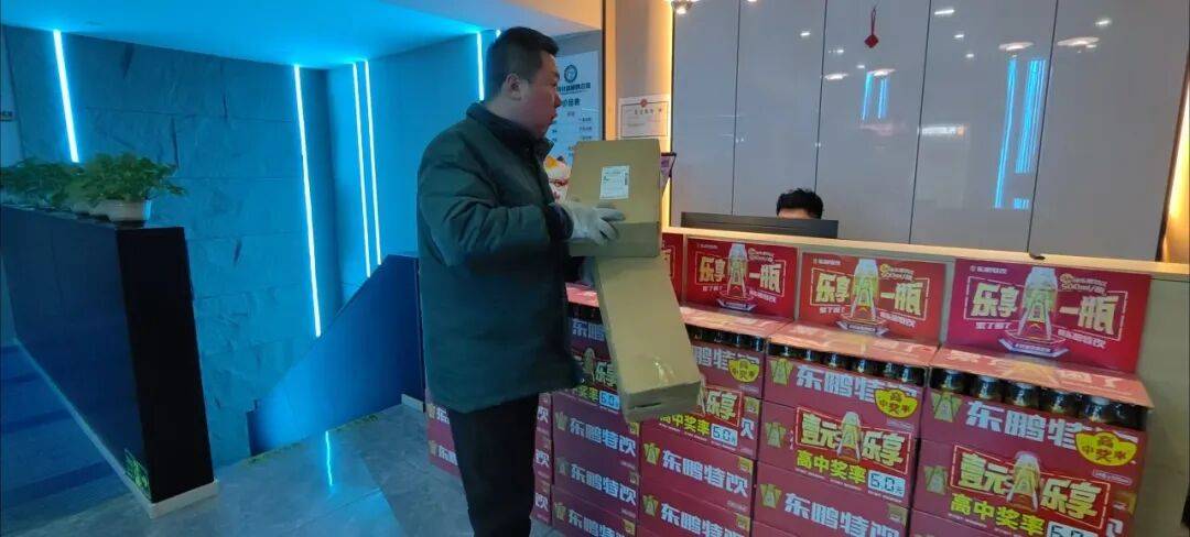 【2026新春走基層】凌晨5點起床，深夜10點回家｜快遞小哥王飛：我送的不只是快遞，更是新春裡的安心