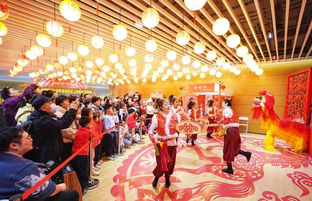 去圖書館、書店、廟會、市集“閱啟新春”，北京年味書香濃