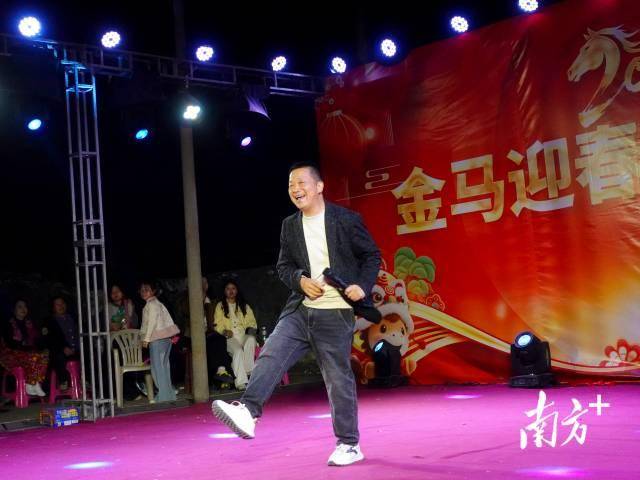 時代的年味｜“00後”大學生回鄉接棒辦“村晚”