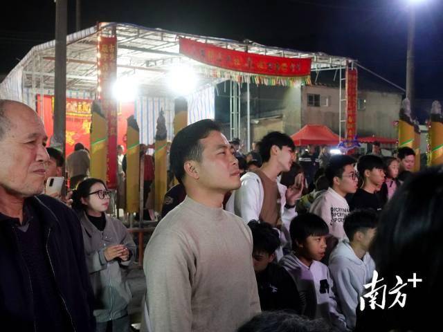 時代的年味｜“00後”大學生回鄉接棒辦“村晚”