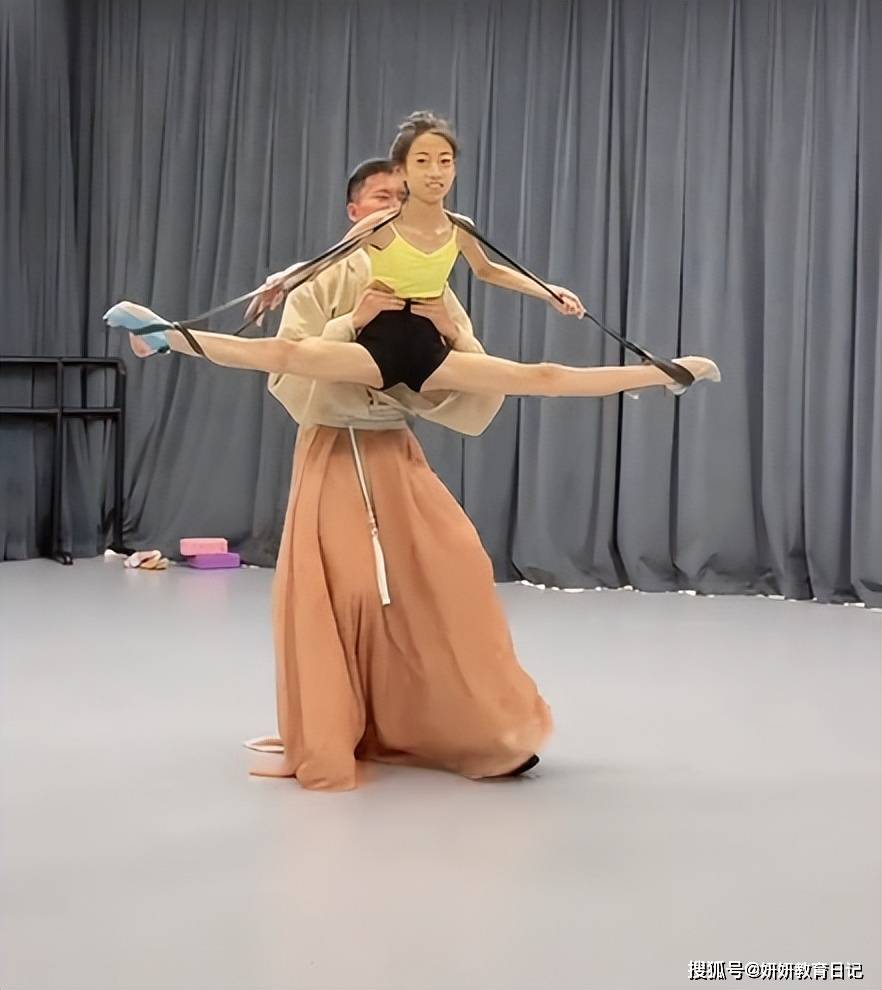 原創“家長好狠心，閨女都脫相了”，舞蹈生骨瘦如柴，網友：意義何在