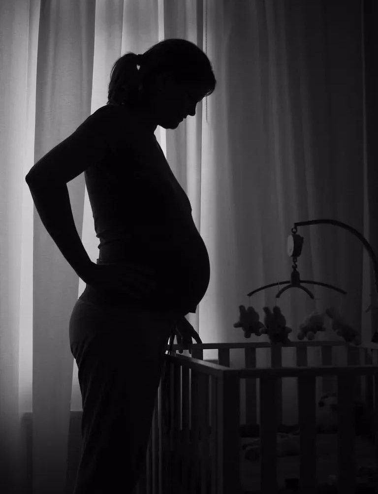 她用鏡頭記錄了33名女性成為母親前後的樣子，你能看出什麼變化嗎？