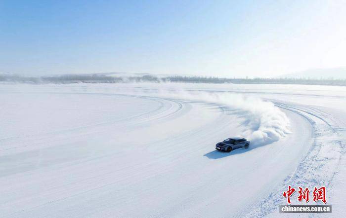 瑞典“創客”在中國投身冬季汽車測試