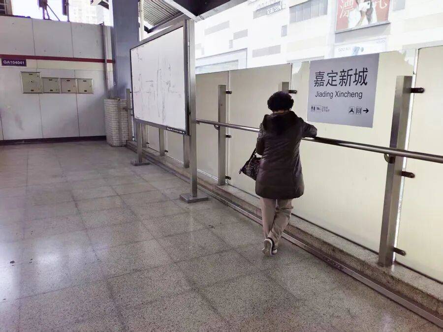 “實在站不動了”，一等9分鐘，有人乾脆直接坐地上！上海一地鐵站“無座可坐”，工作人員回應