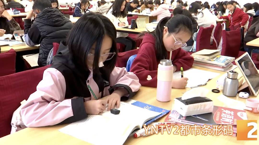 假期餘額告急！圖書館“狂飆”趕作業，網友：像極了當年的我