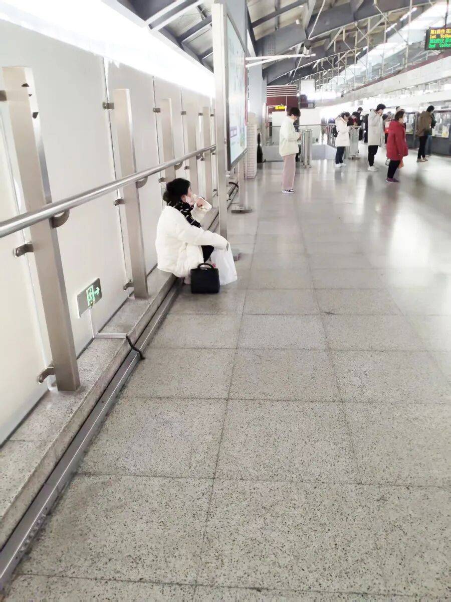 “實在站不動了”，一等9分鐘，有人乾脆直接坐地上！上海一地鐵站“無座可坐”，工作人員回應
