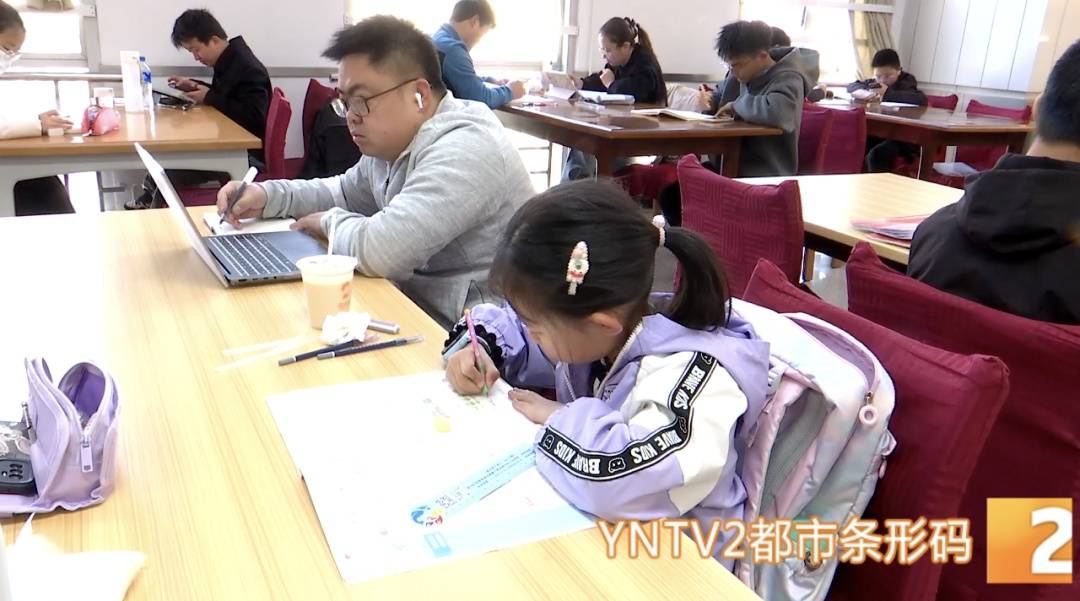 假期餘額告急！圖書館“狂飆”趕作業，網友：像極了當年的我