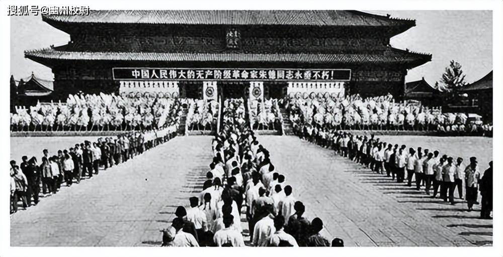 原建立國後我國舉行的6次國葬，其中一位是女性，他們分別是誰？