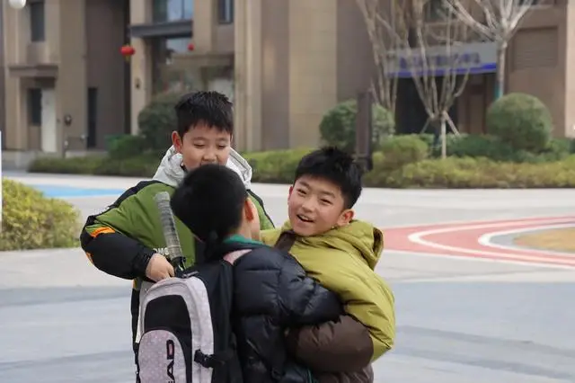 鄭州這所小學將開學前的收心會開在了社羣裡……