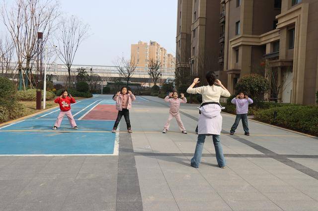 鄭州這所小學將開學前的收心會開在了社羣裡……