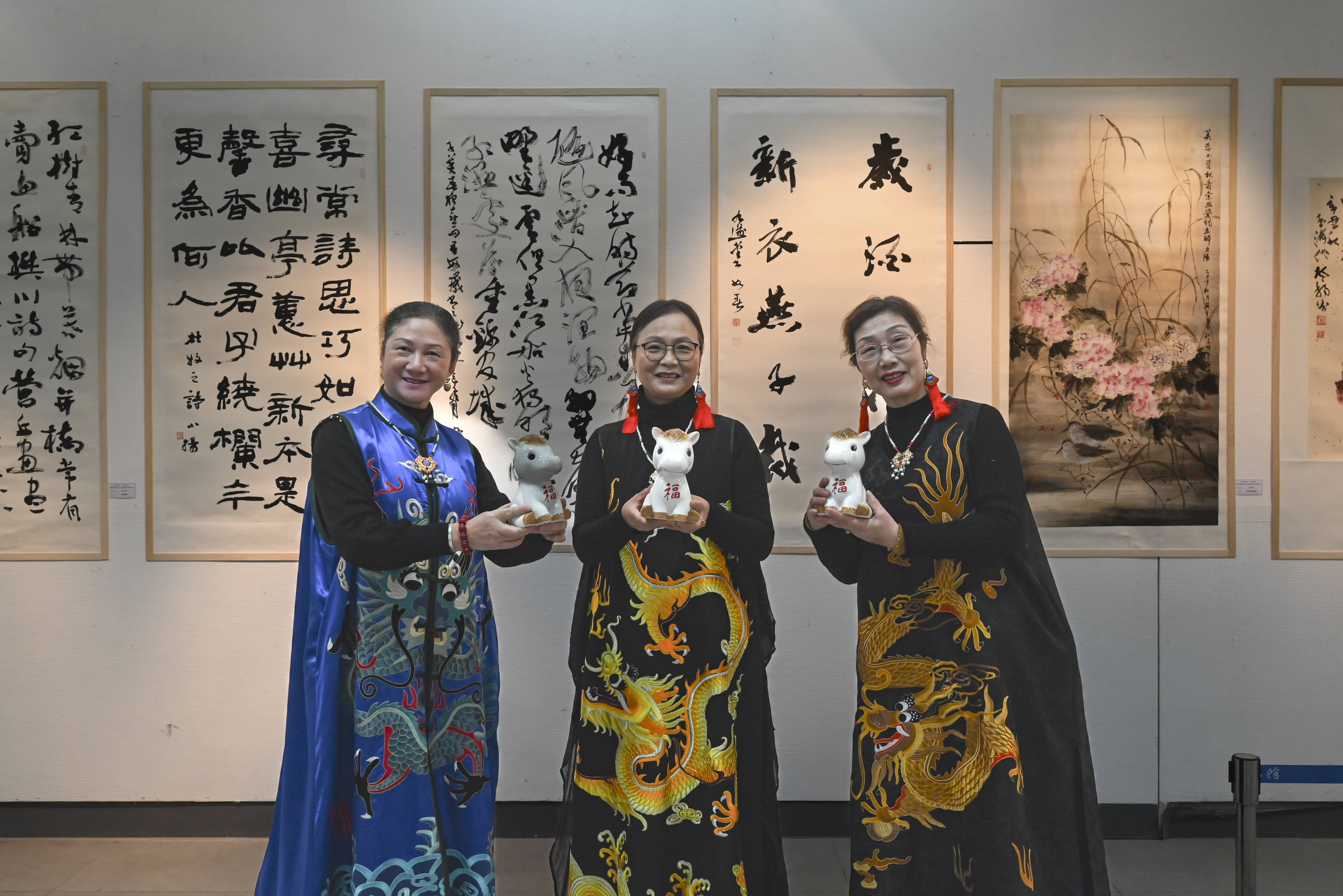 原創[文化揚州]歡天喜地迎馬年！當刺繡華服邂逅非遺與書畫