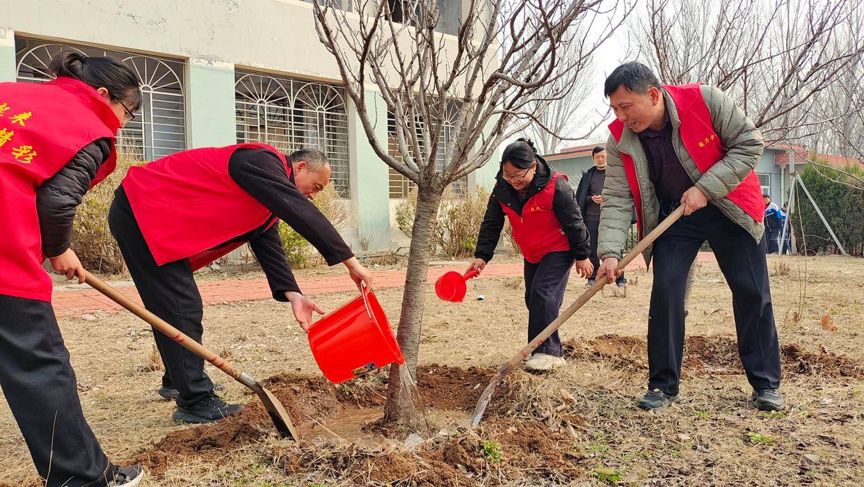 播種綠色 收穫希望——濟南市萊蕪區方下中學舉行“綠動青春 共建校園”植樹節活動