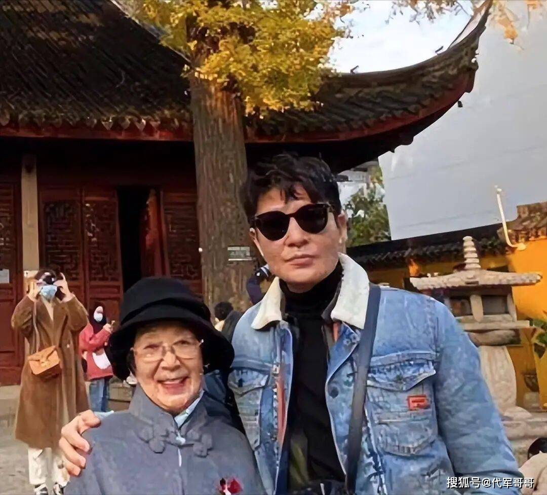 原創49歲李宗翰近況曝光！堅持不婚不育，如今與母親相依為命到處旅遊