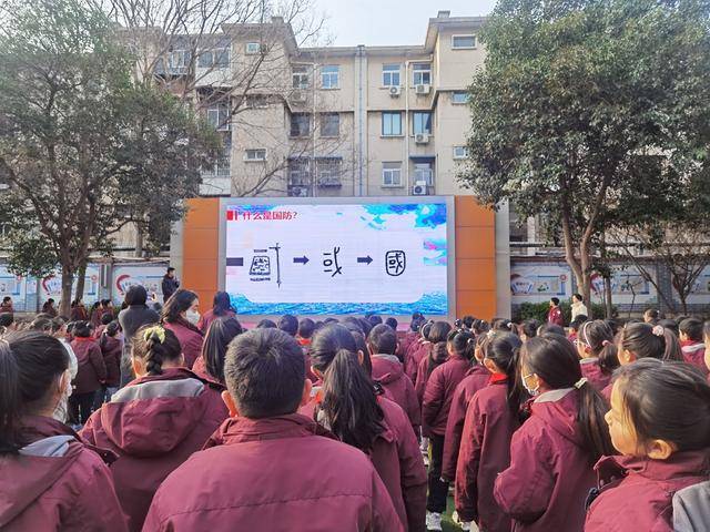 二七區淮河東路小學特殊“升旗第一課”從國防尖端科技開始