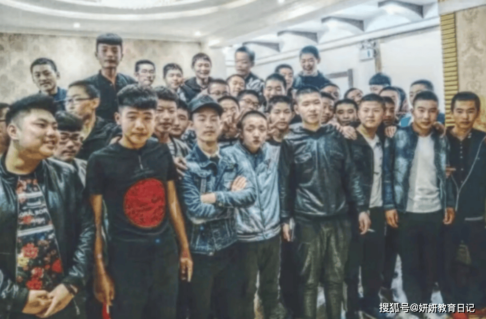 原創“直接拿兄弟當實驗猴吧”，精神小夥考上研究生，合照難以置信