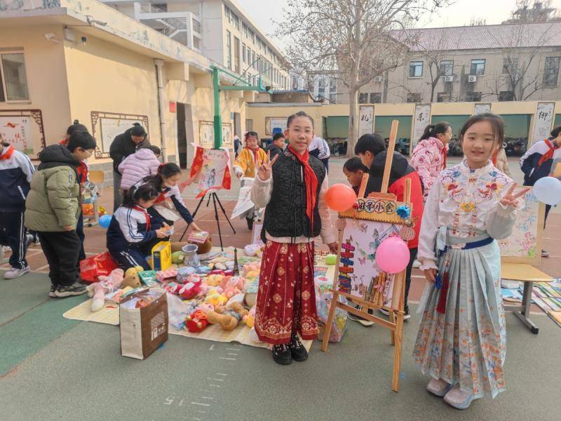 舊物流轉傳暖意 濟南市堤口路小學跳蚤市場熱鬧開市
