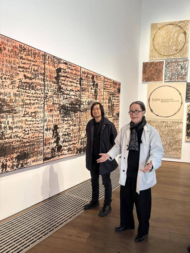 他把AI翻譯的《千字文》寫成書法，錯誤都保留下來，反而成了藝術