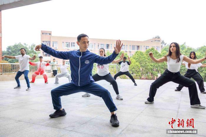 外國留學生“打卡”首個國際太極拳日