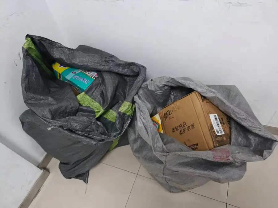 事發上海！女子偷拉桿箱裝贓物，竟還“指揮”快遞員幫自己搬運