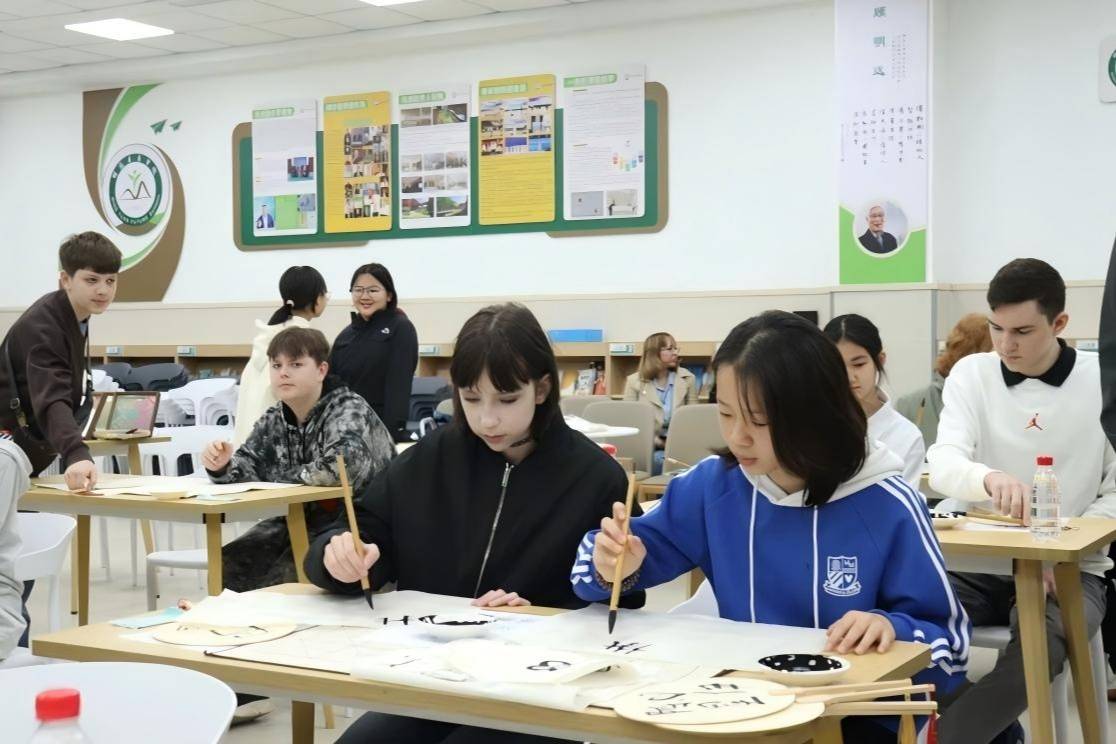 俄羅斯師生走進科學城明遠未來中學