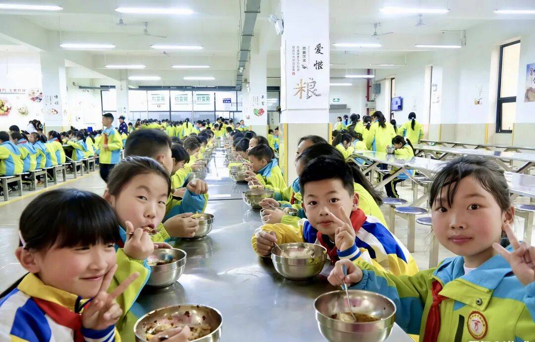 小管家顯擔當 雷鋒精神潤校園——育紅小學開展雷鋒月主題活動