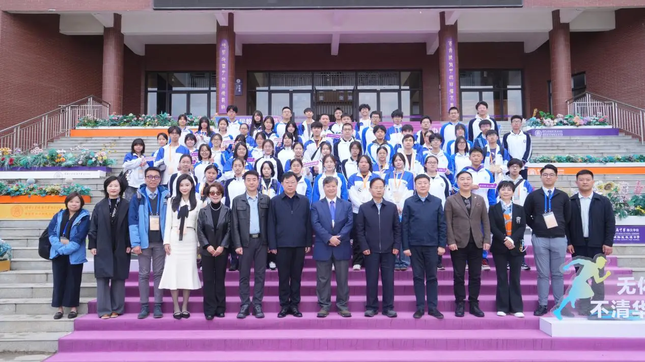 港生走進西安秦漢中學——共繪陝港新篇章