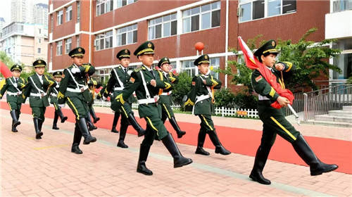 颯！操場變“軍營”！奧林小學萌娃佇列喊出最強音