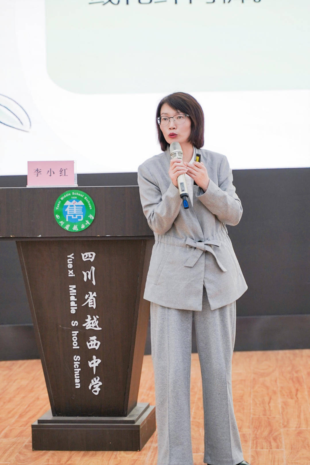 當“青春期”遇上“大白褂”，青春健康知識講座走進越西中學